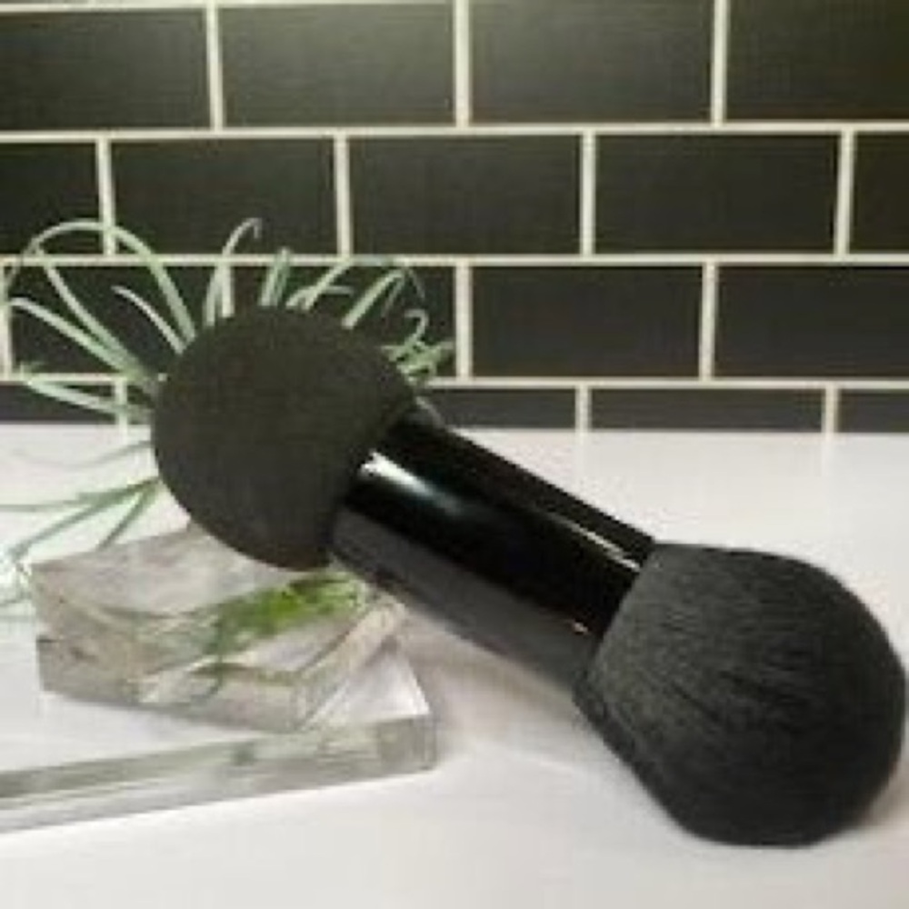 NWT: Double ended makeup brush